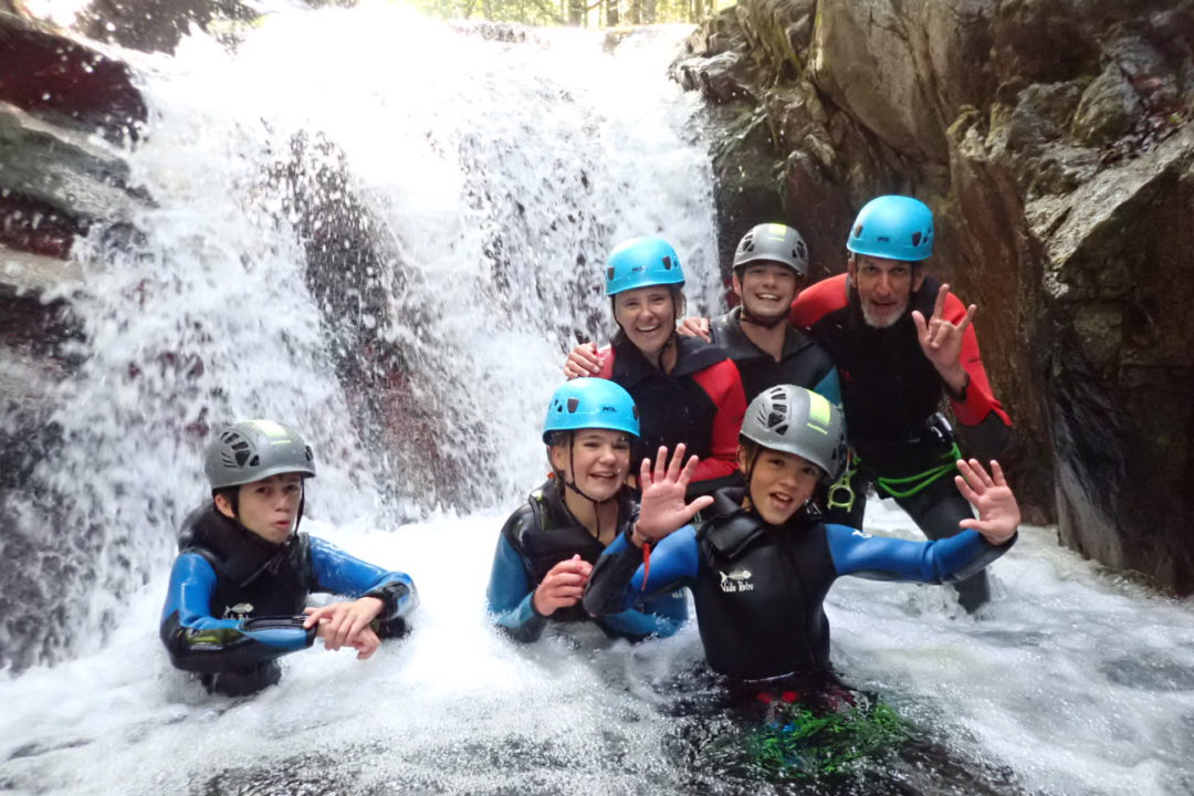 Découvrez les bienfaits du canyoning en famille dans la vallée d’Ossau